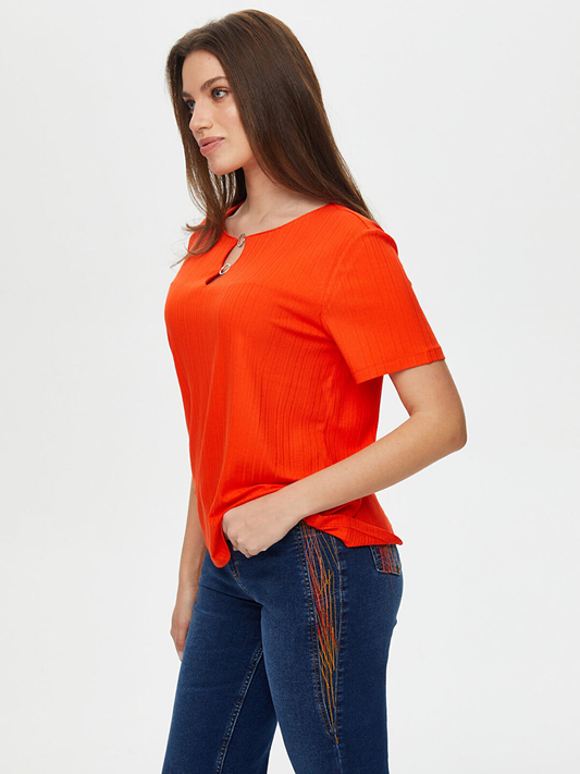 بلوزة محبوكة قصيرة الأكمام مزينة بحلقة معدنية على الياقة من تصميم فائق سونميز