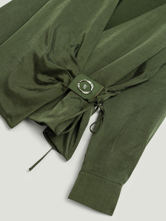 بلوزة نوكترن مع تفاصيل الإكسسوارات