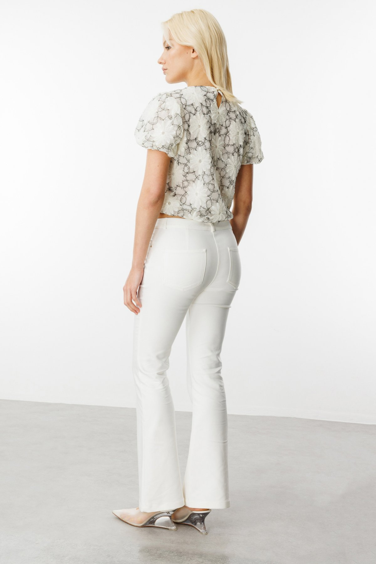On Kadın Crop Bluz - Minimalist Çiçek Desenli Kısa Kol - Yazlık Bluz