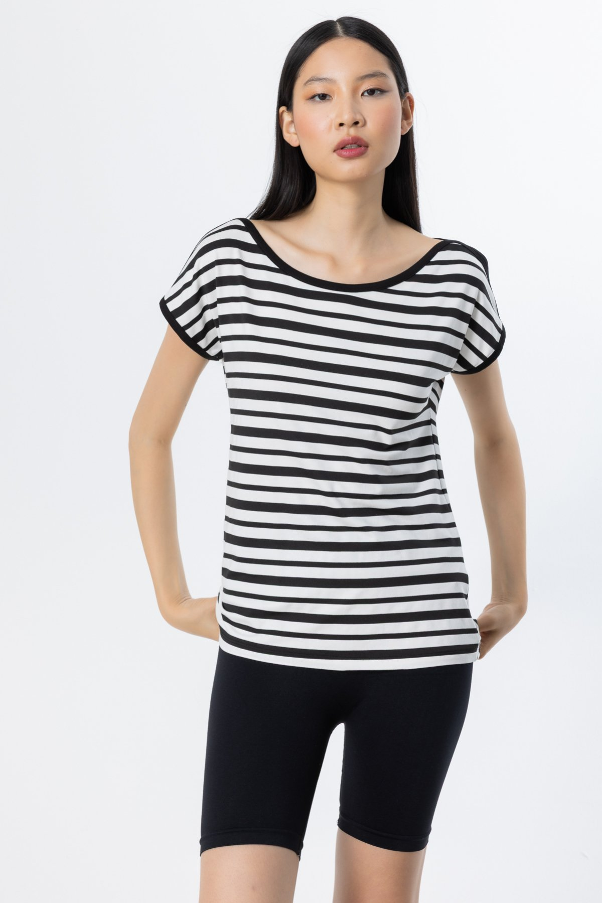 On Minimalist Oversize Çizgili Kadın Bluz - Kısa Kol Yuvarlak Yaka Translation missing: ar.content.product_image_main