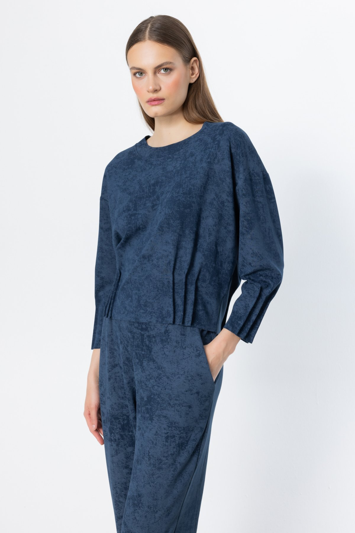 On Pile Detaylı Batik Desenli Bluz