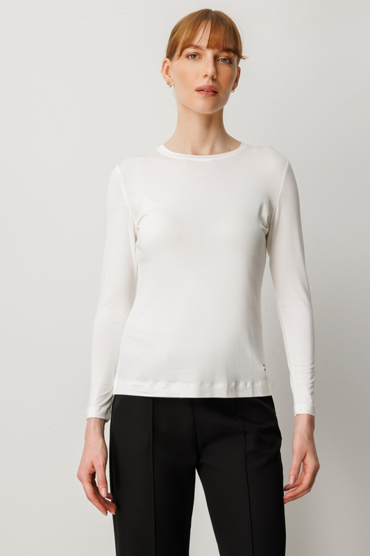 بلوزة أساسية برقبة دائرية مع إكسسوارات معدنية