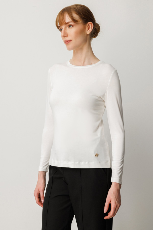 بلوزة أساسية برقبة دائرية مع إكسسوارات معدنية