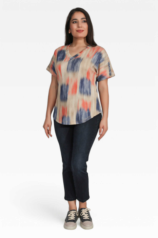 سترة محبوكة بنقوش، بياقة على شكل حرف V وأكمام منسدلة وقصة مريحة.