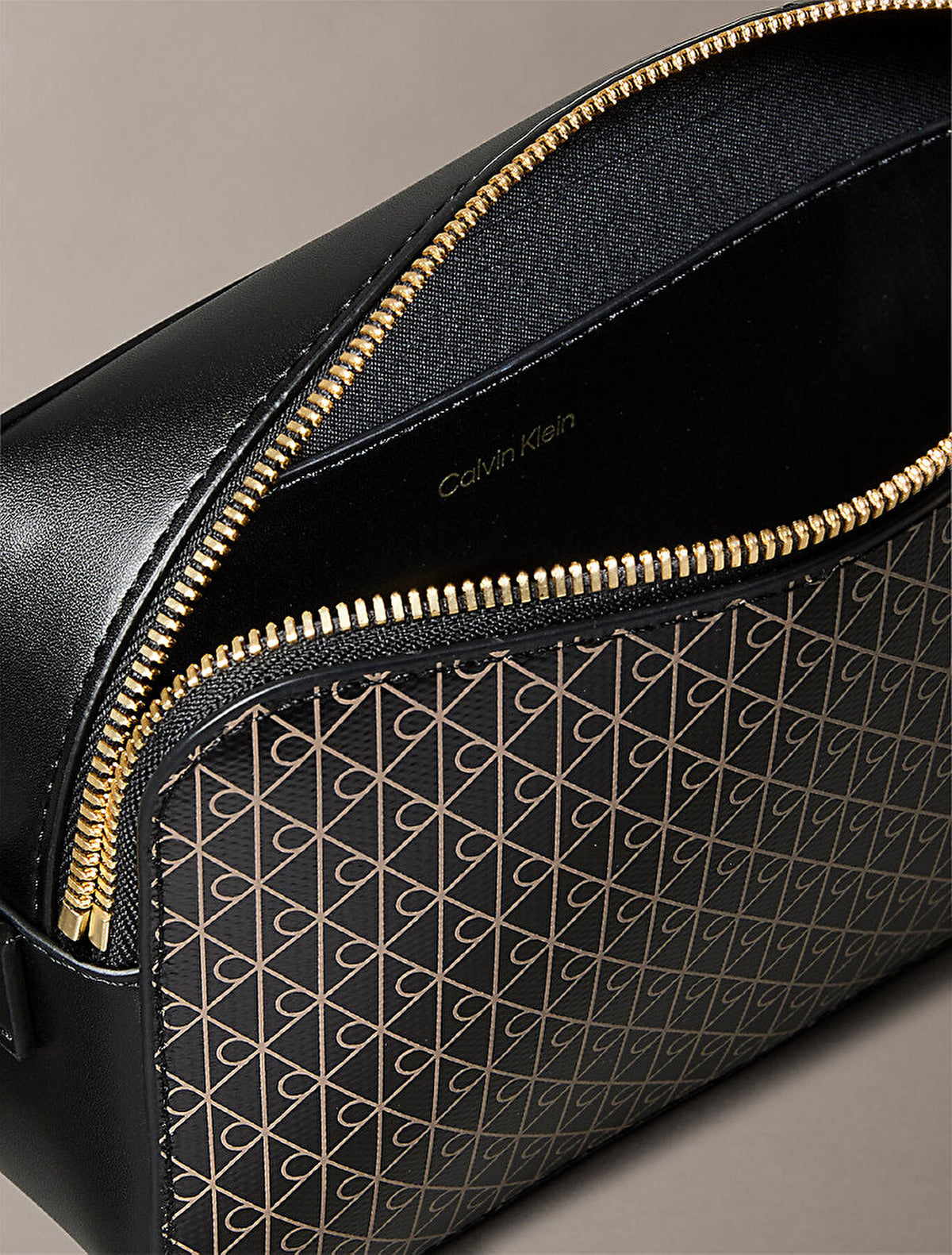 Calvin Klein Kadın Emblem Elongated Çapraz Çanta LV04F3268G2XA