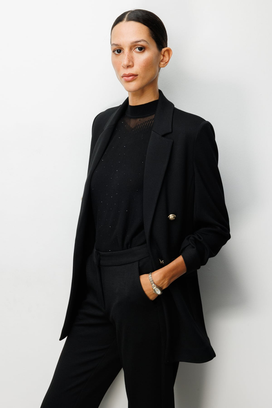 جاكيت إيكول بأكمام مكشكشة وأزرار زخرفية