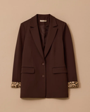 جاكيت بمقاسات كبيرة بنقشة جلد النمر وتفاصيل أزرار مزدوجة من Gala-Xi