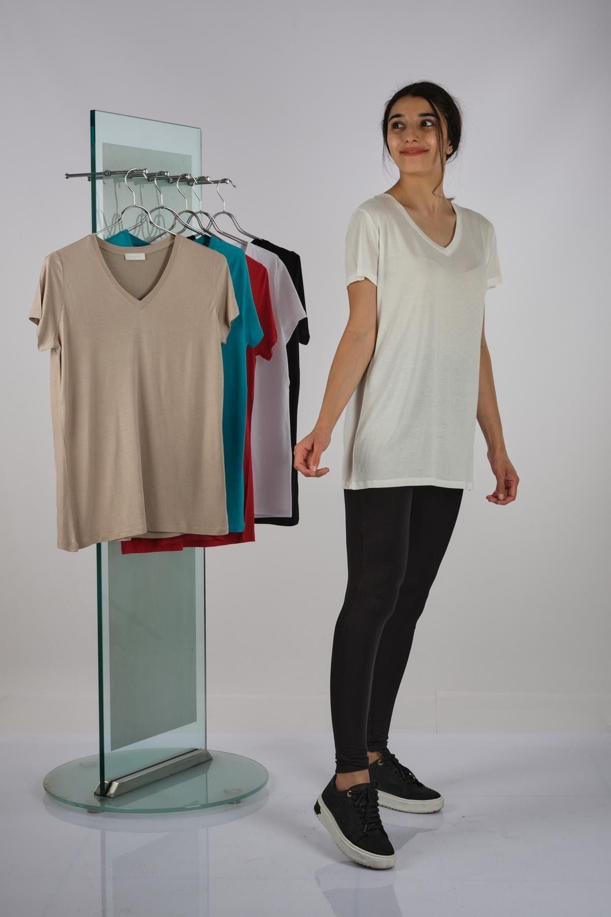 Daido Oversize V Yaka Kadın T-Shirt - Minimalist Günlük Tarz Translation missing: ar.content.product_image_main