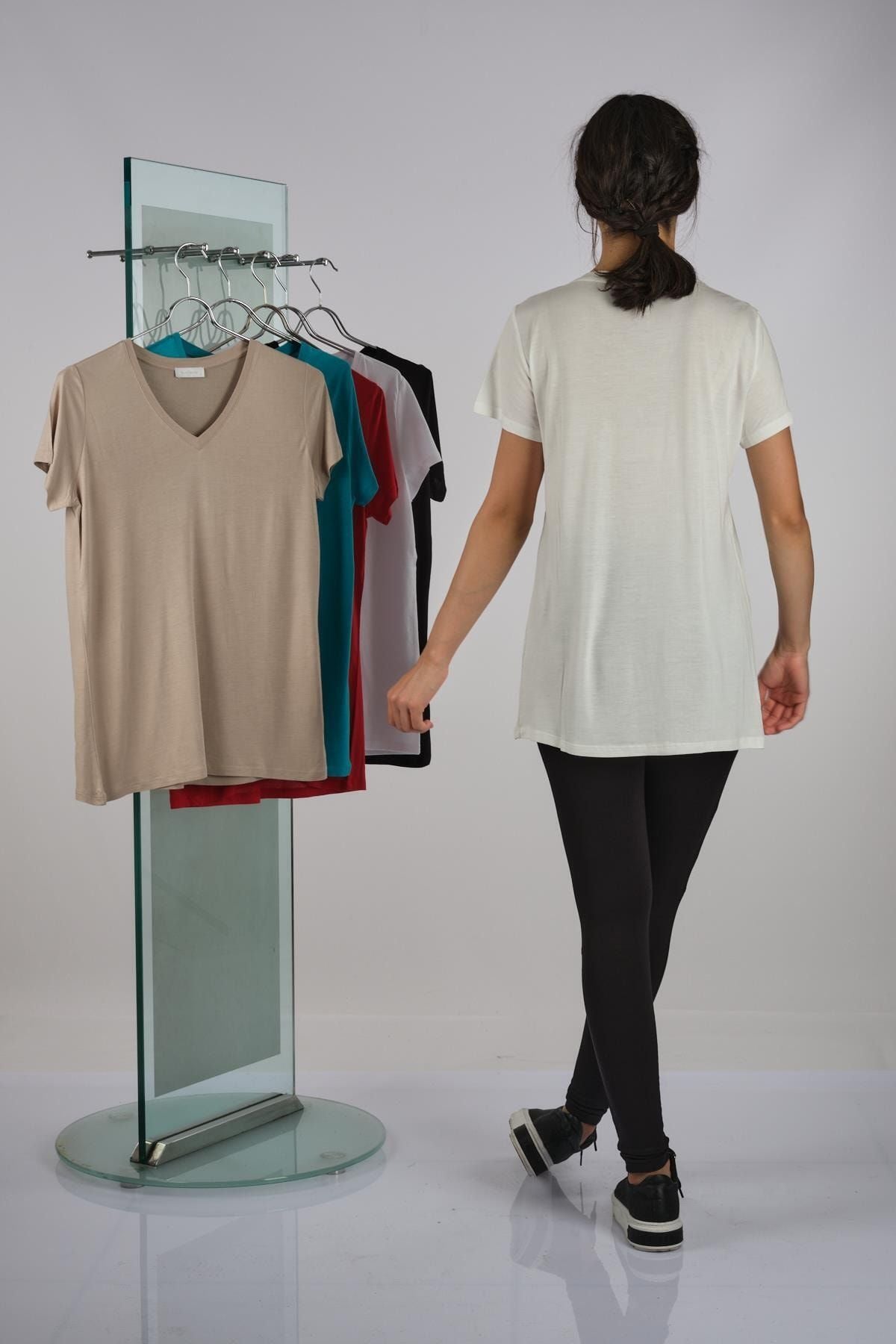 Daido Oversize V Yaka Kadın T-Shirt - Minimalist Günlük Tarz Translation missing: ar.content.product_image_secondary