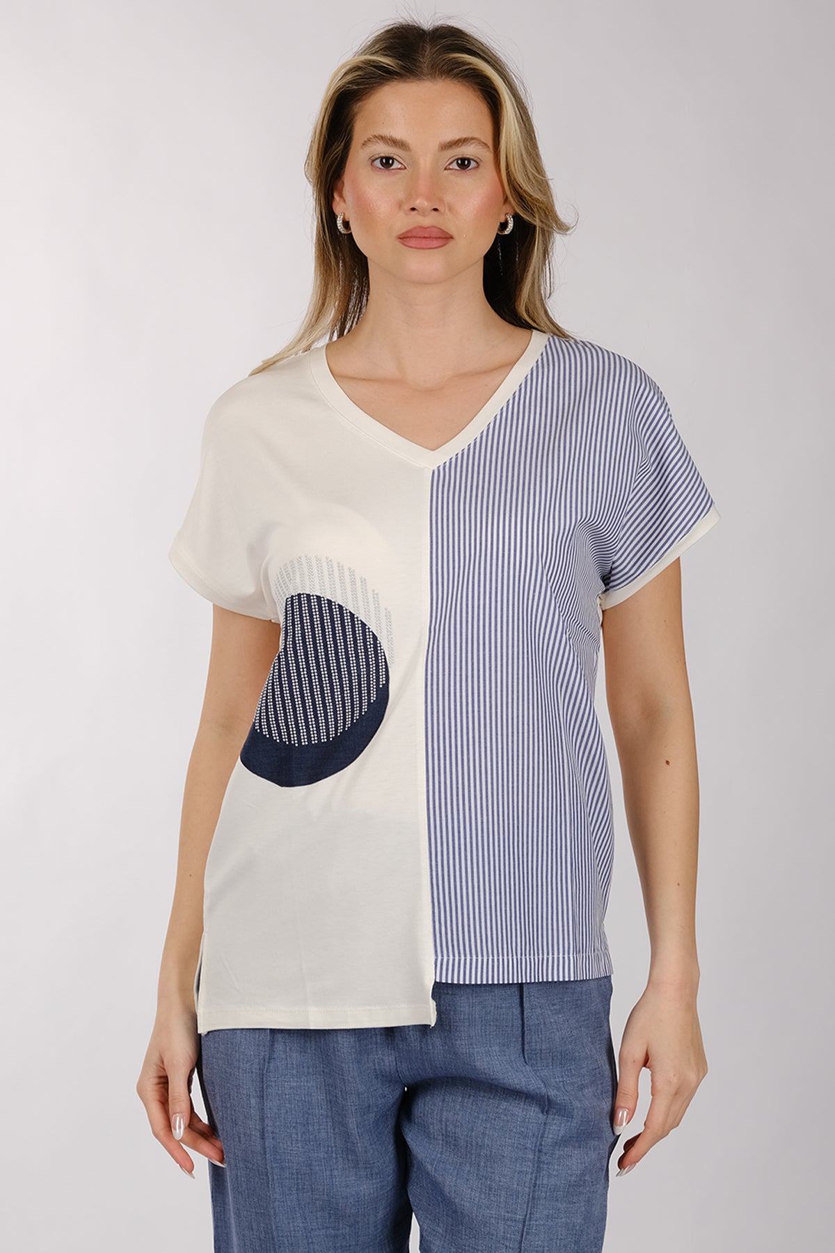 Daıdo Minimalist V Yaka Kısa Kol Kadın T-Shirt - Günlük Şıklık Translation missing: ar.content.product_image_main