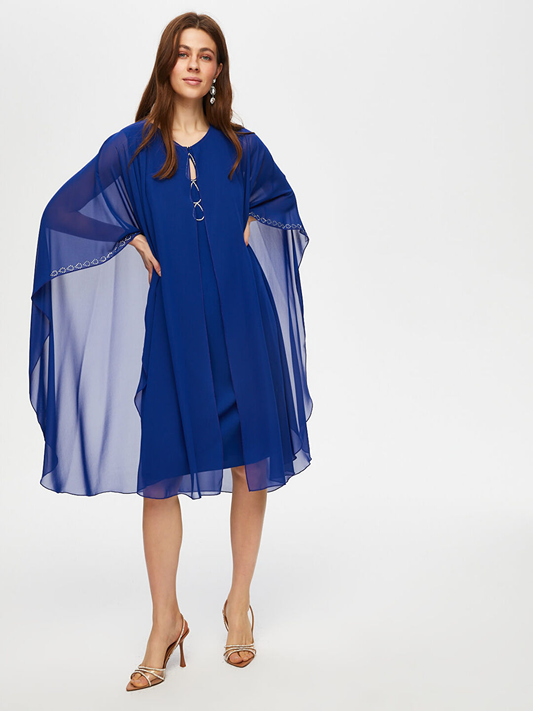 فستان سهرة من الشيفون بتصميم عباءة مزينة بأحجار على شكل دمعة من تصميم فائق سونميز