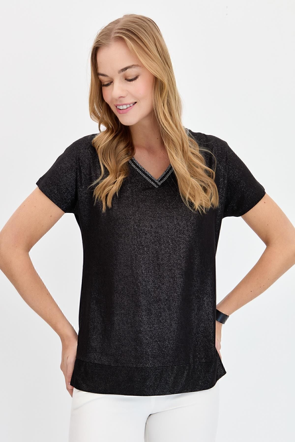 Desen Minimalist V Yaka Kısa Kol Kadın Tişört - Günlük Stil