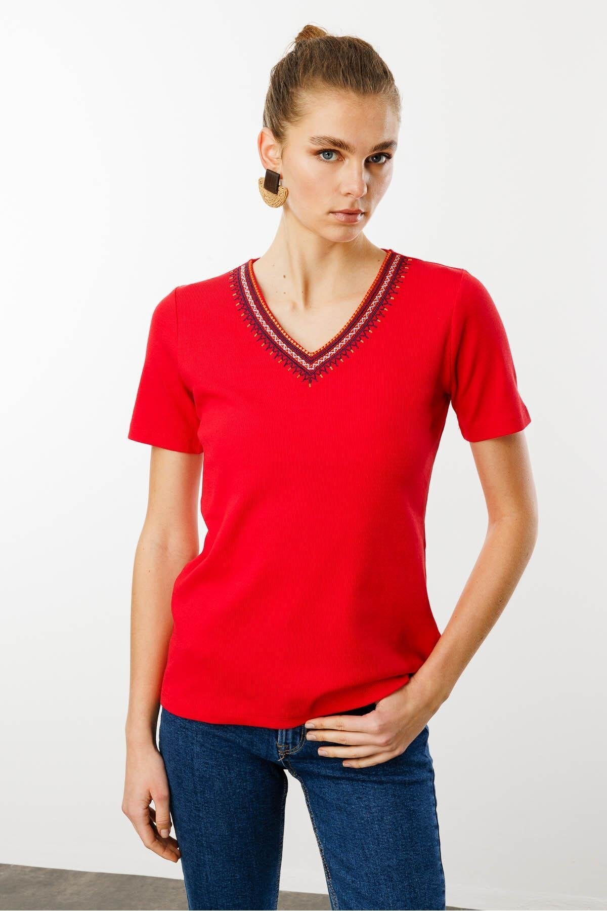 Desen Kadın V Yaka Yakası Nakış İşlemeli Pamuklu T-Shirt İkincil görsel