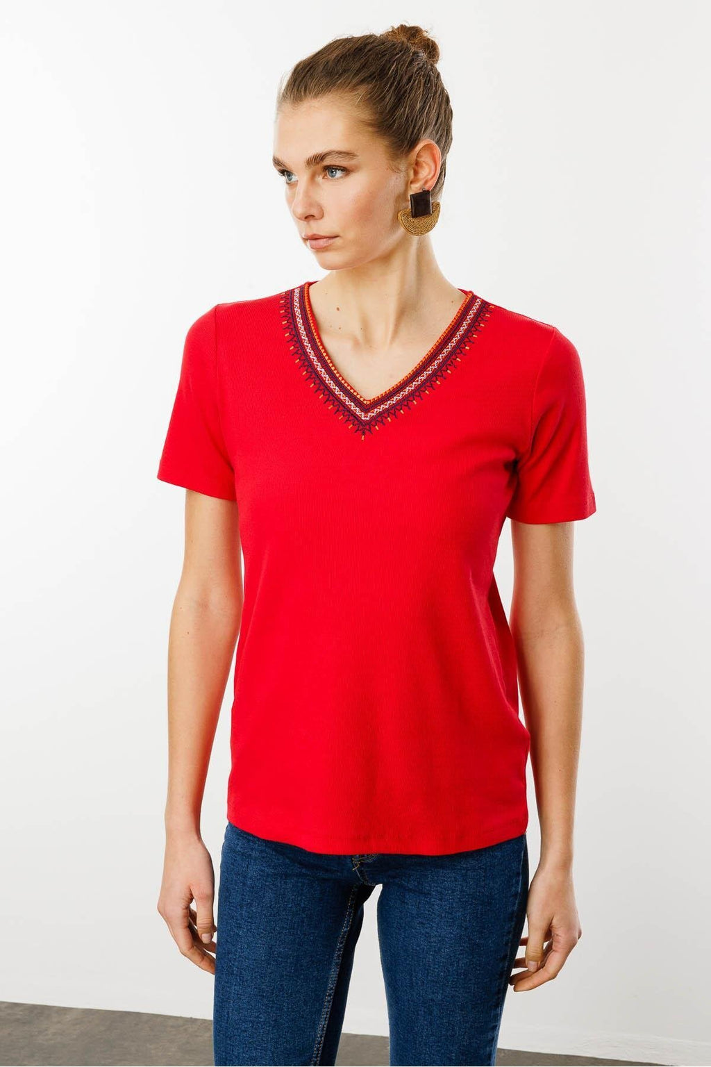 Desen Kadın V Yaka Yakası Nakış İşlemeli Pamuklu T-Shirt