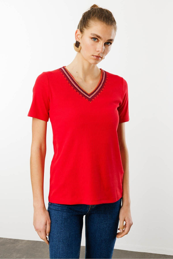 Desen Kadın V Yaka Yakası Nakış İşlemeli Pamuklu T-Shirt