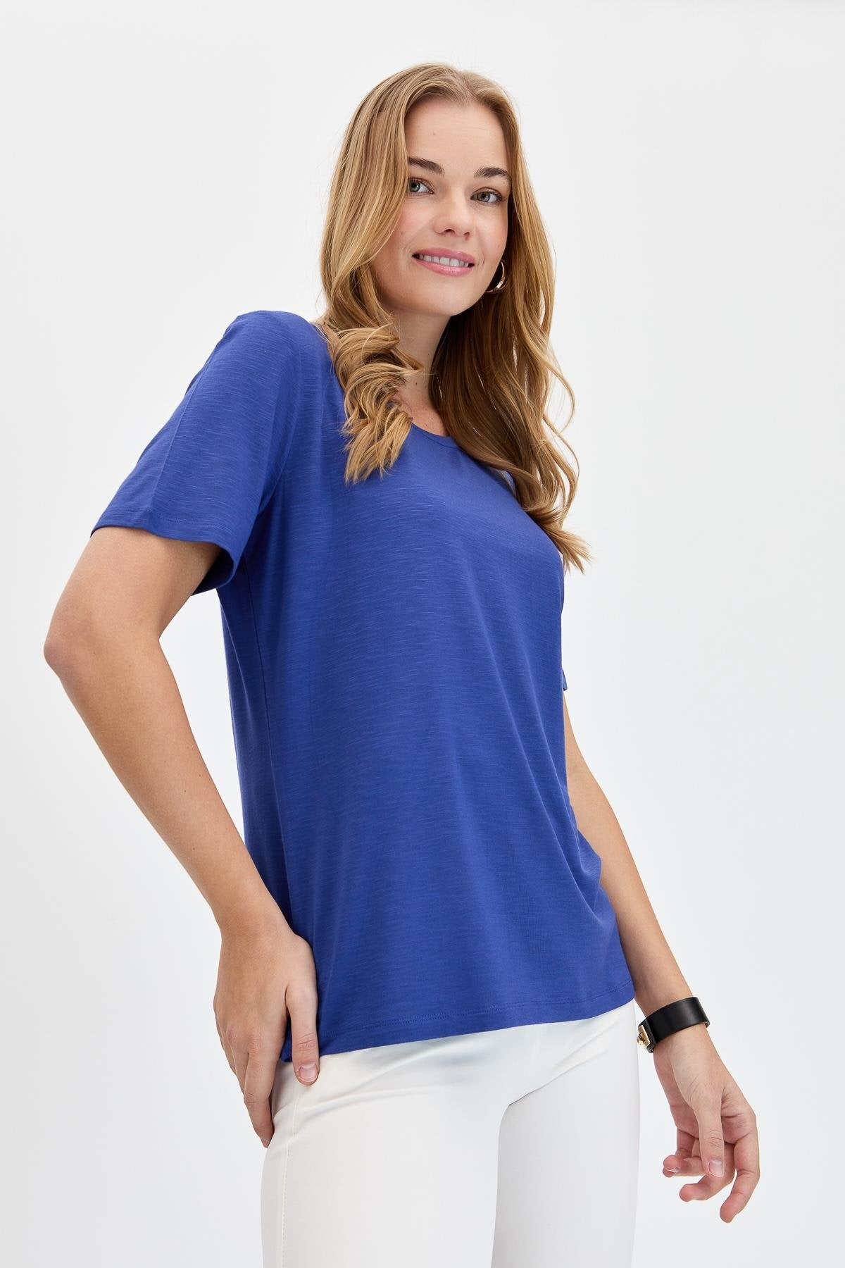 DESEN TRİKO Oversize Minimalist Yuvarlak Yaka Kadın T-Shirt - Kısa Kol Translation missing: tr.content.product_image_secondary