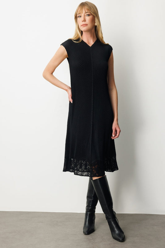 تنورة إيكول بتفاصيل دانتيل وفستان من قماش الأكورديون