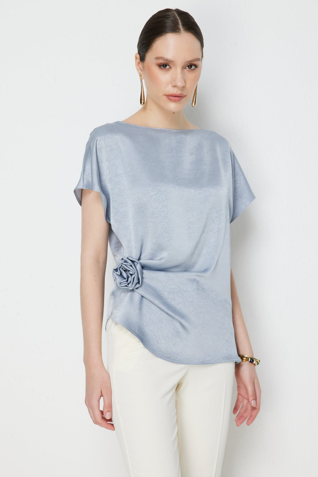 Ekol Gül Broşlu Kırışık Kumaşlı Bluz