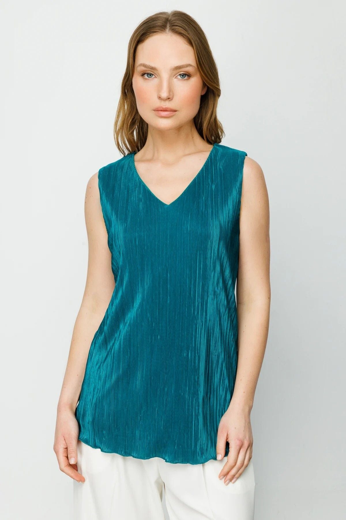 Ekol V Yaka Kolsuz Pileli Minimalist Kadın Bluz - Günlük Şıklık