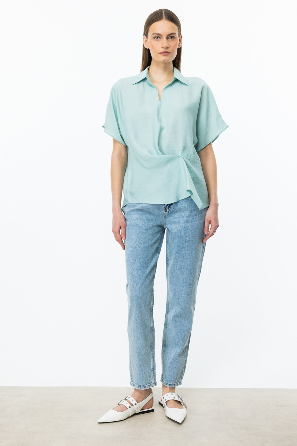 Ekol Oversize Kısa Kol V Yaka Saten Bluz - Minimalist Tarz