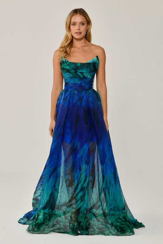 فستان سهرة طويل من التول بنقوش مميزة وياقة قارب من تصميم ألفا بيتا