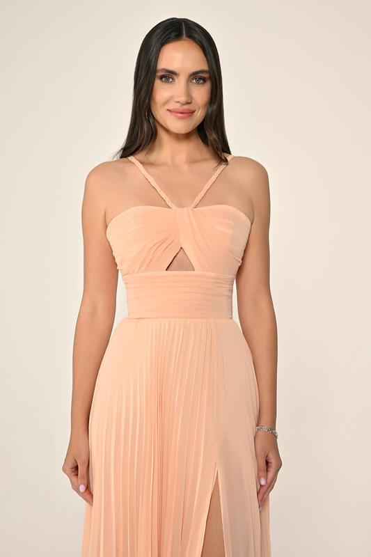 فستان سهرة طويل من الشيفون المحبوك والمطوي بحمالات رفيعة من ألفا بيتا