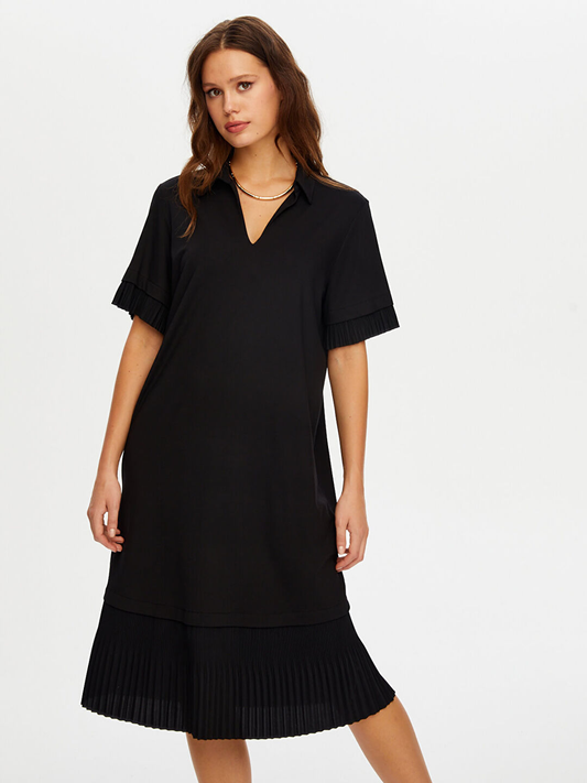 فستان محبوك بأكمام قصيرة وتنورة مطوية من تصميم فائق سونميز