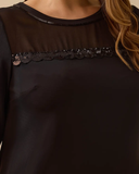 فستان بمقاسات كبيرة مزين بالترتر وتفاصيل شفافة من Gala-Xi