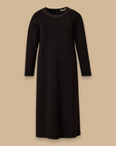 فستان جالا-شي بمقاسات كبيرة مزين بتفاصيل مرصعة بالجواهر عند الياقة