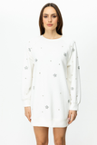 فستان قصير بأكمام طويلة مزين بتفاصيل حجرية بسيطة - أناقة يومية