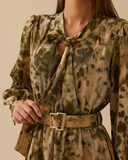 Seçil fular yakalı desenli kemer detaylı elbise