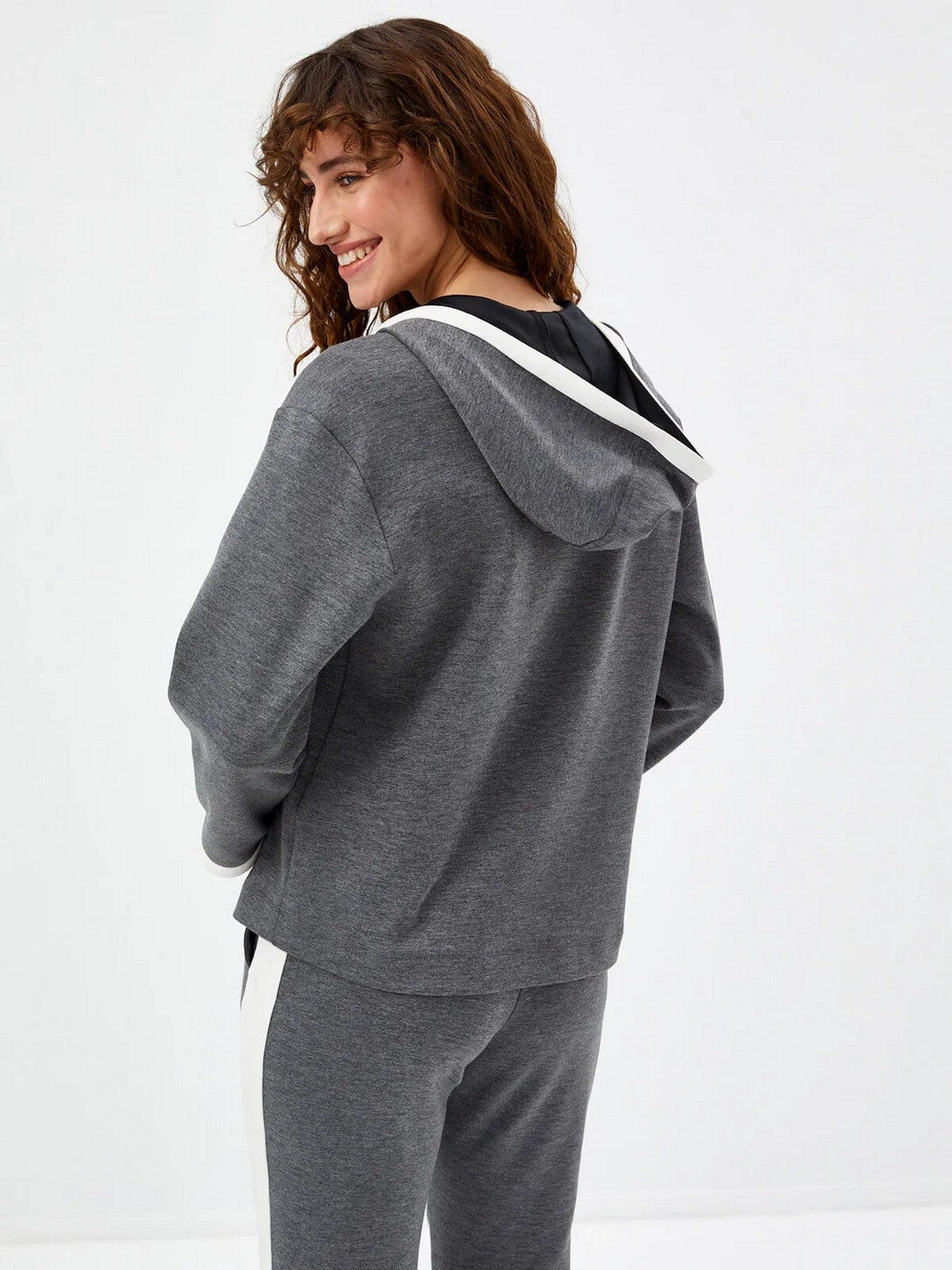 Faik Sönmez Oversize Kapüşonlu Kadın Pijama Takımı - Rahat ve Şık Translation missing: ar.content.product_image_secondary