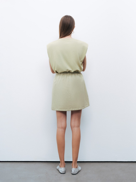 تنورة قصيرة بجيوب جانبية، مناسبة للسهرات الليلية