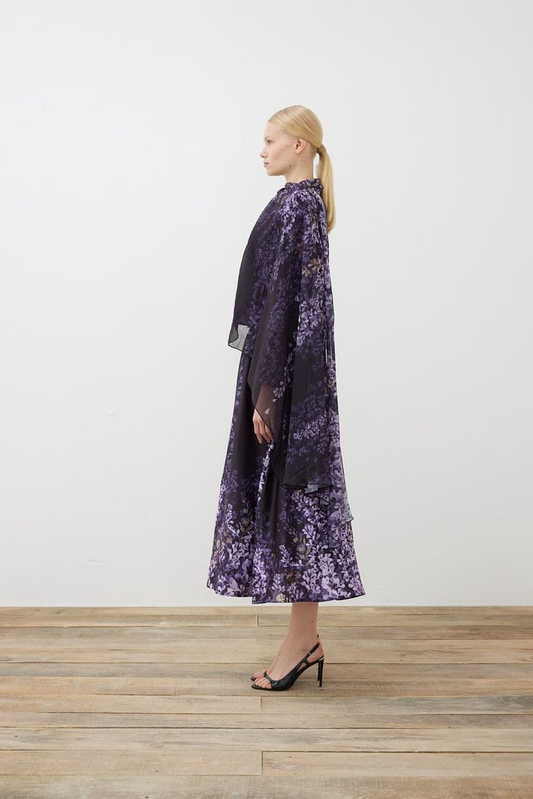 طقم تنورة بتفاصيل شال من قماش التويل بنقشة زهرة الياقوت، متوفر لدى خياطين متخصصين.