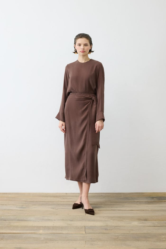 طقم تنورة ملفوفة من الحرير المغسول من برايم ستون، متوفر لدى متجر الخياطة.