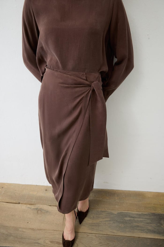 طقم تنورة ملفوفة من الحرير المغسول من برايم ستون، متوفر لدى متجر الخياطة.