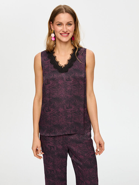 قميص Faik Sönmez بتفاصيل دانتيل ورقبة على شكل حرف V ونمط تجريدي US26ATL013