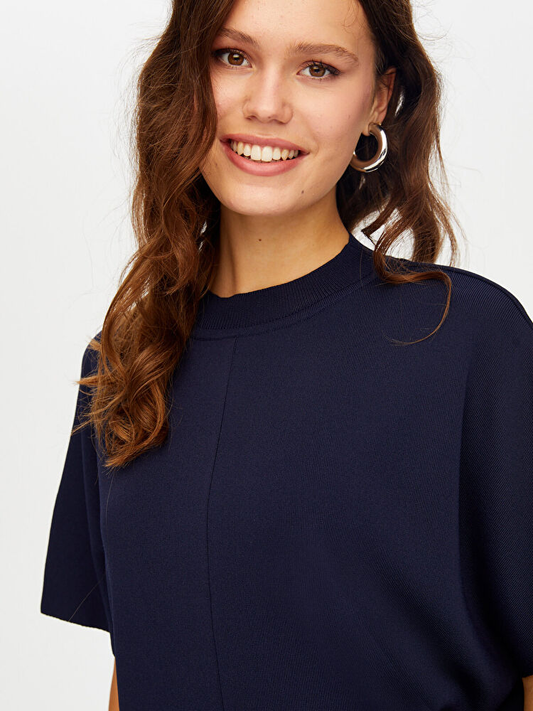 بلوزة محبوكة بأكمام قصيرة وياقة عالية من Faik Sönmez UW26TRB012