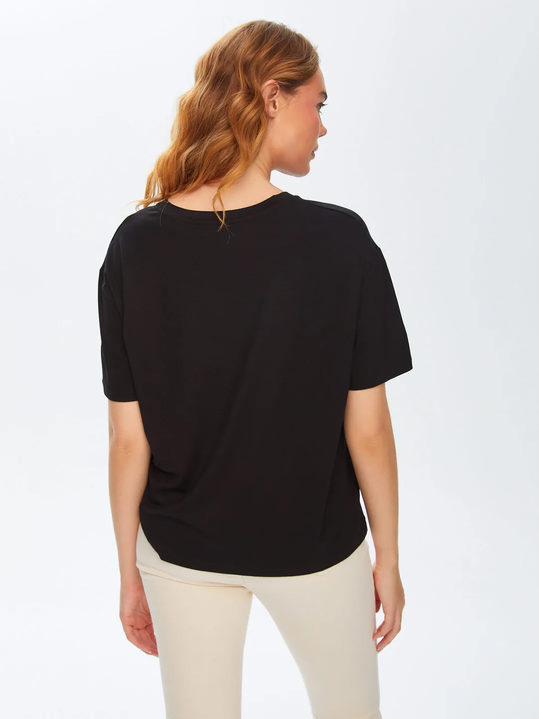Faik Sönmez Oversize V Yaka Kadın T-Shirt - Minimalist Stil