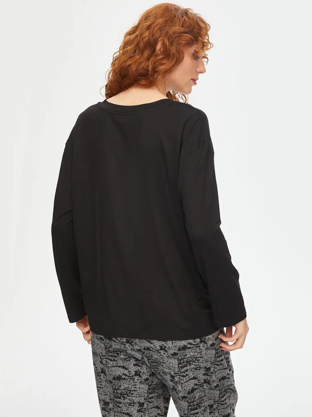 Faik Sönmez Oversize V Yaka Uzun Kol Minimalist Kadın T-Shirt - Rahat ve Şık