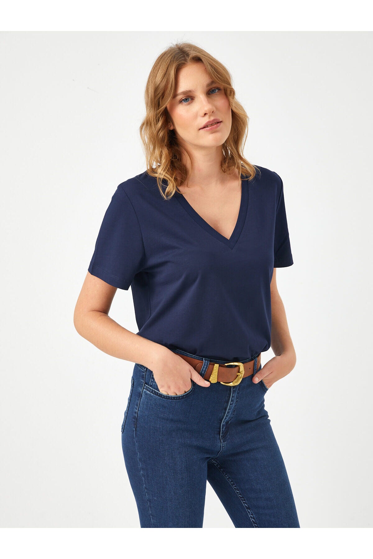 Faik Sönmez Minimalist V Yaka Kısa Kol Kadın T-Shirt - Günlük Şıklık