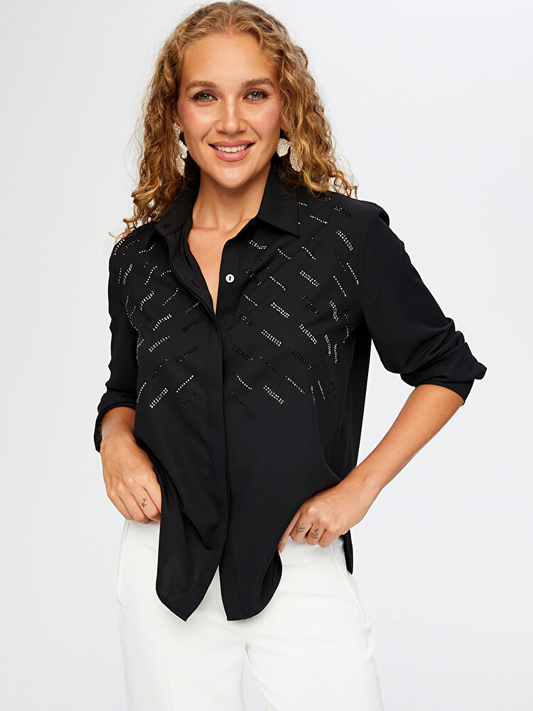 قميص أنيق بأكمام طويلة مزين بتفاصيل حجرية من تصميم فائق سونميز