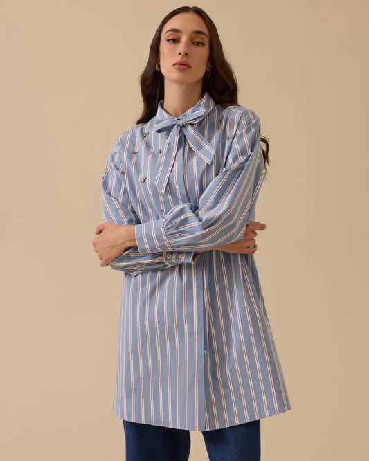 قميص مخطط بياقة وشاح وتفاصيل حجرية