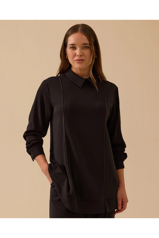 سويت شيرت بتفاصيل مخططة عند ياقة القميص