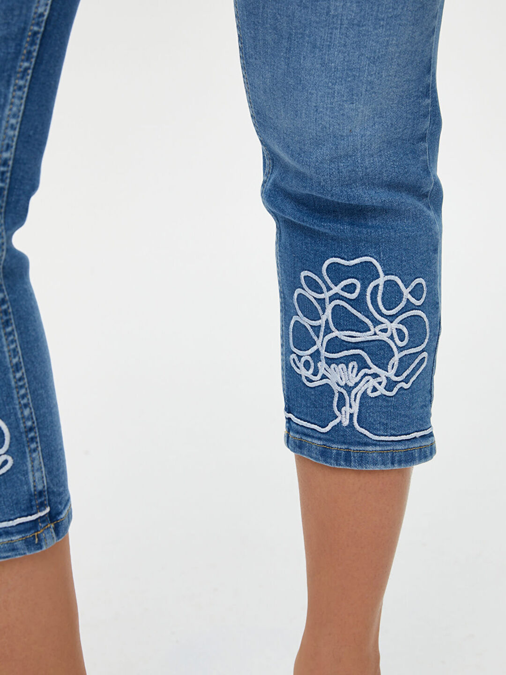 Paçası Ağaç Nakışlı Slim Fit Jean Kapri Faik Sönmez