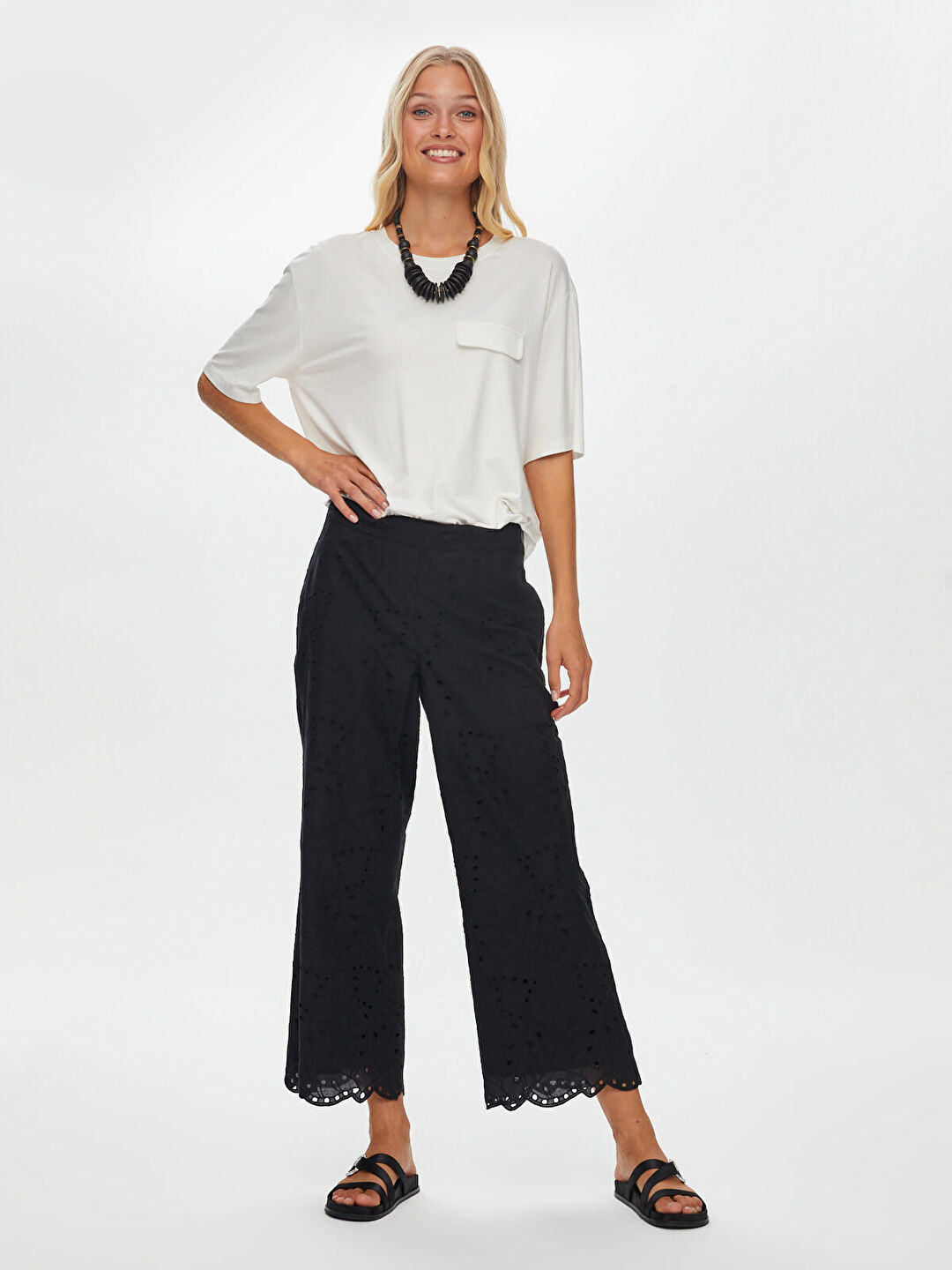 Resort Brode Nakış İşli Yanı Yırtmaçlı Wide Leg Fit Caprii Faik Sönmez Translation missing: ar.content.product_image_secondary