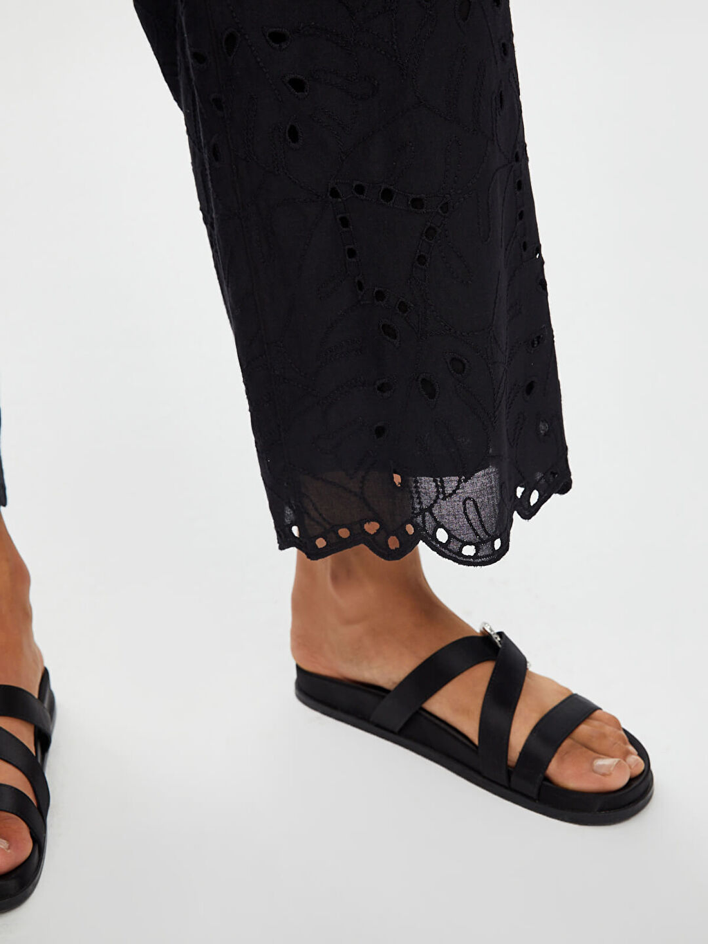 Resort Brode Nakış İşli Yanı Yırtmaçlı Wide Leg Fit Caprii Faik Sönmez