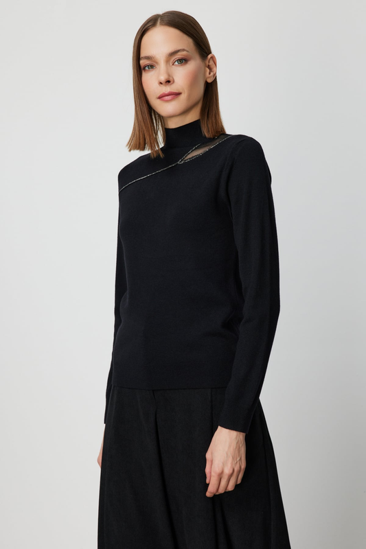 On Yakası Taşlı Dik Yaka Triko Kazak