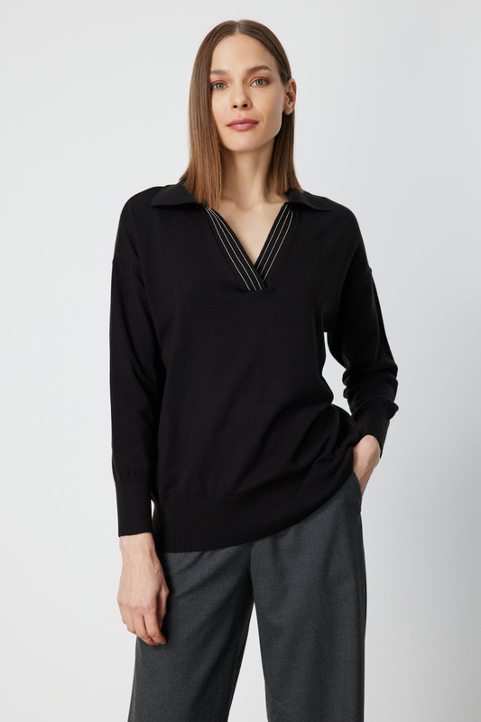 سترة محبوكة بتفاصيل سلسلة على ياقة البولو