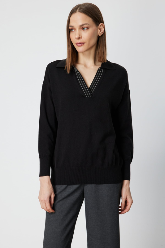 سترة محبوكة بتفاصيل سلسلة على ياقة البولو